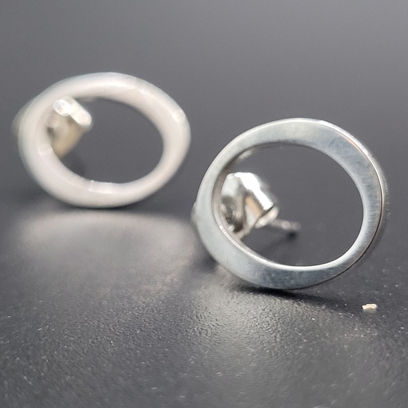 Classic silver oval stud earrings by Dazzling Rock. - Picture 5 of 10